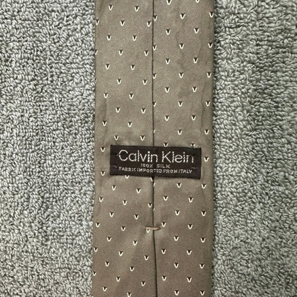 Calvin Klein Mens Silk Tie Taupe Brown Geometric V Pattern Italian Fabric 54